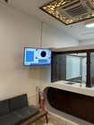 Terminal del quiosco de la cola del sistema de gestión de la cola del hospital de las oficinas de correos con la exhibición del LCD